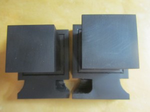 Top view of the difference between regular tefillin and Nossi tefillin. Nossi tefillin are on left.